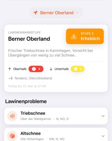 AlpiCheck auf dem iPhone: Lawinenwarnstufe 3 für das Berner Oberland mit den Lawinenproblemen Triebschnee und Altschnee.